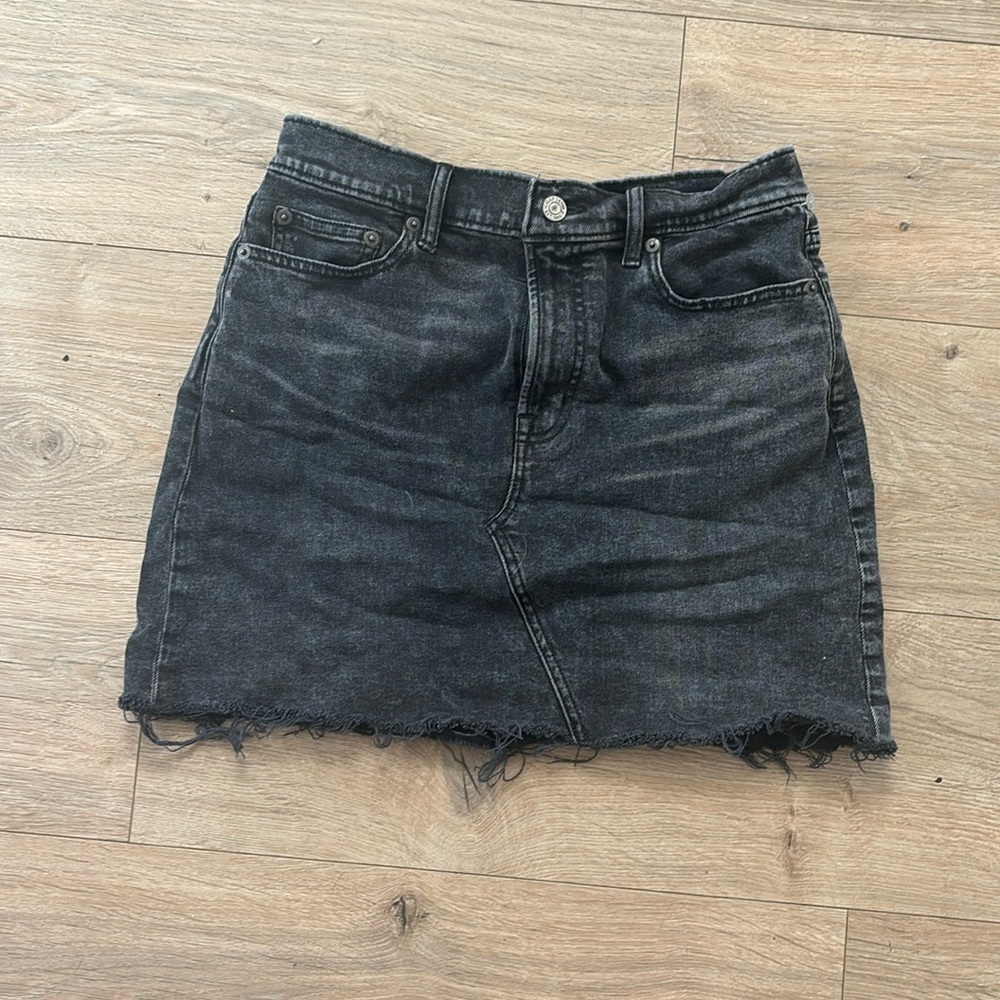 GAP Black Denim Skirt. Size 4 Petite.